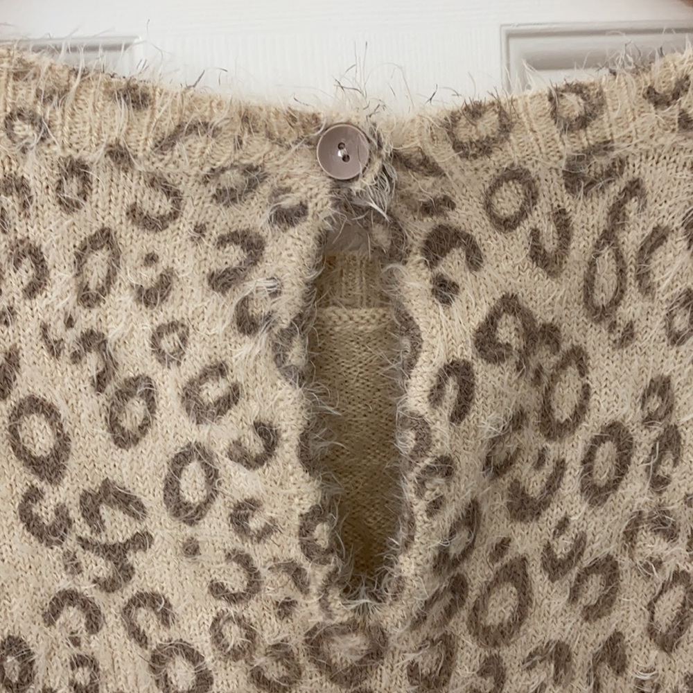Piperlime leopard sweater with keyhole back - Picture 3 of 4